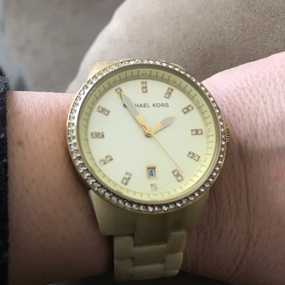 Michael Kors shell watch - Picture 4 of 8